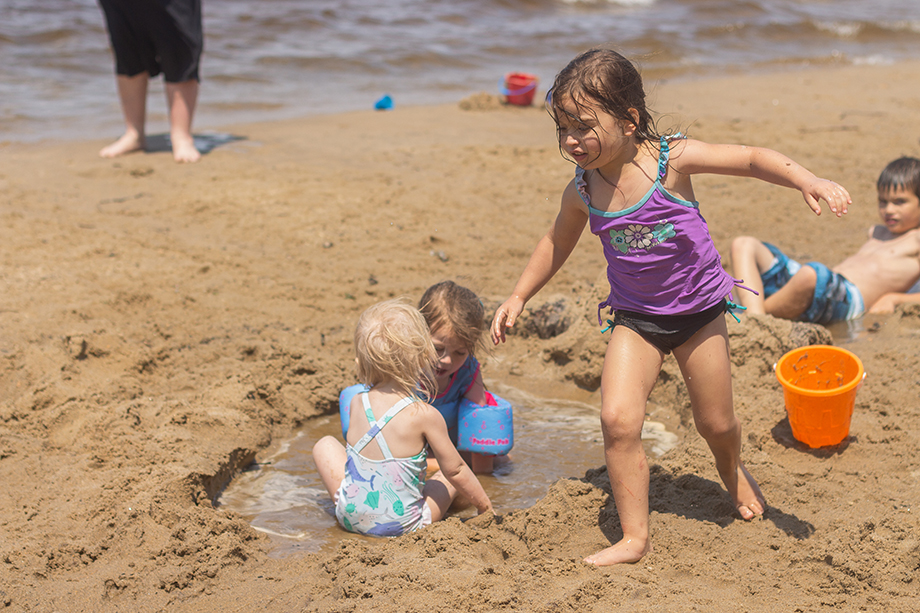 kids at ellacoya state park beach