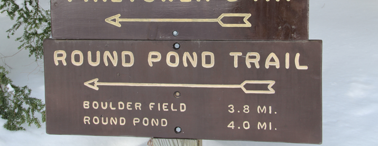 round pond trail sign at pawtuckaway state park