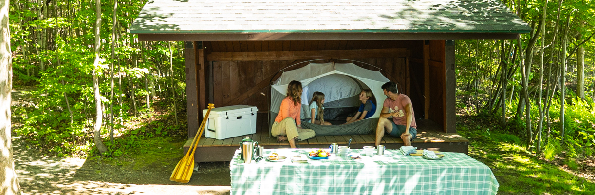 lean-to campsite at jericho mountain state park with family of four