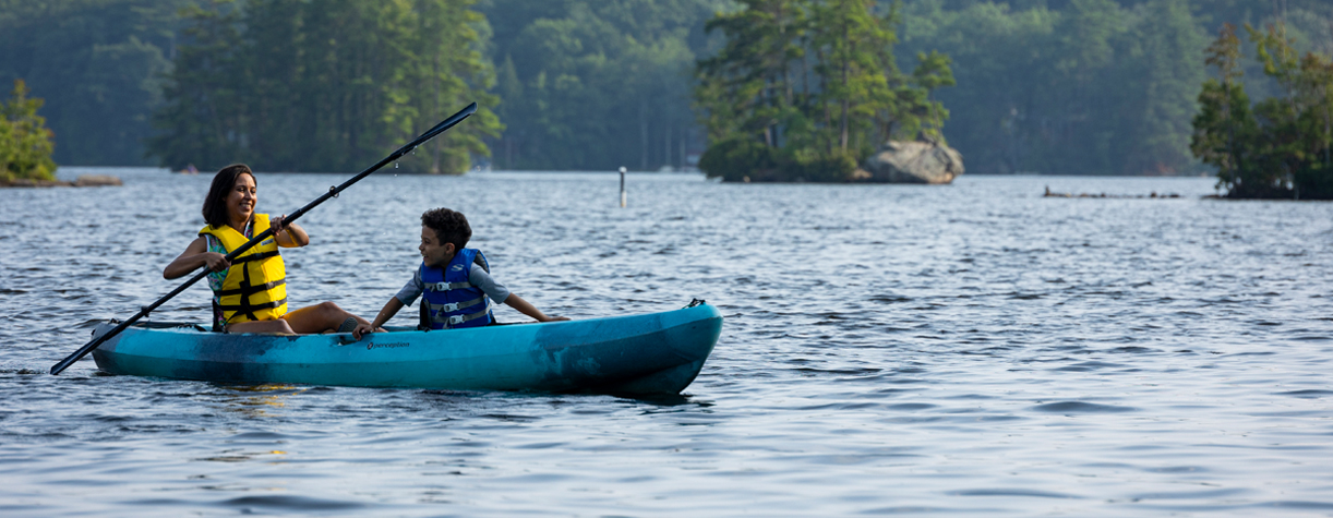 mom and kid kayaking at pawtuckaway state park