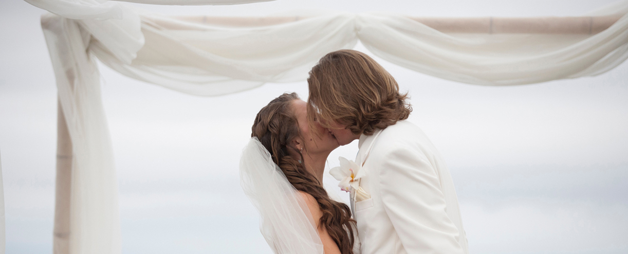 bride and groom kissing at hampton beach wedding